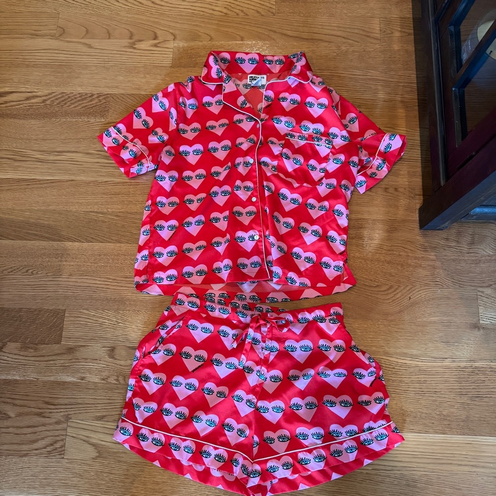 Bouffants & Broken Hearts printed pajama set. heart & eye pattern. Med